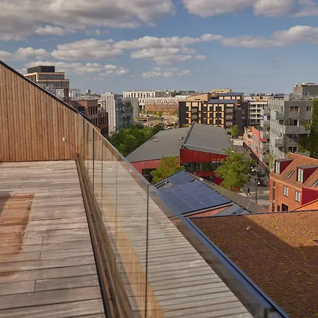 Modern With Access To A Roof Terrace شقة *